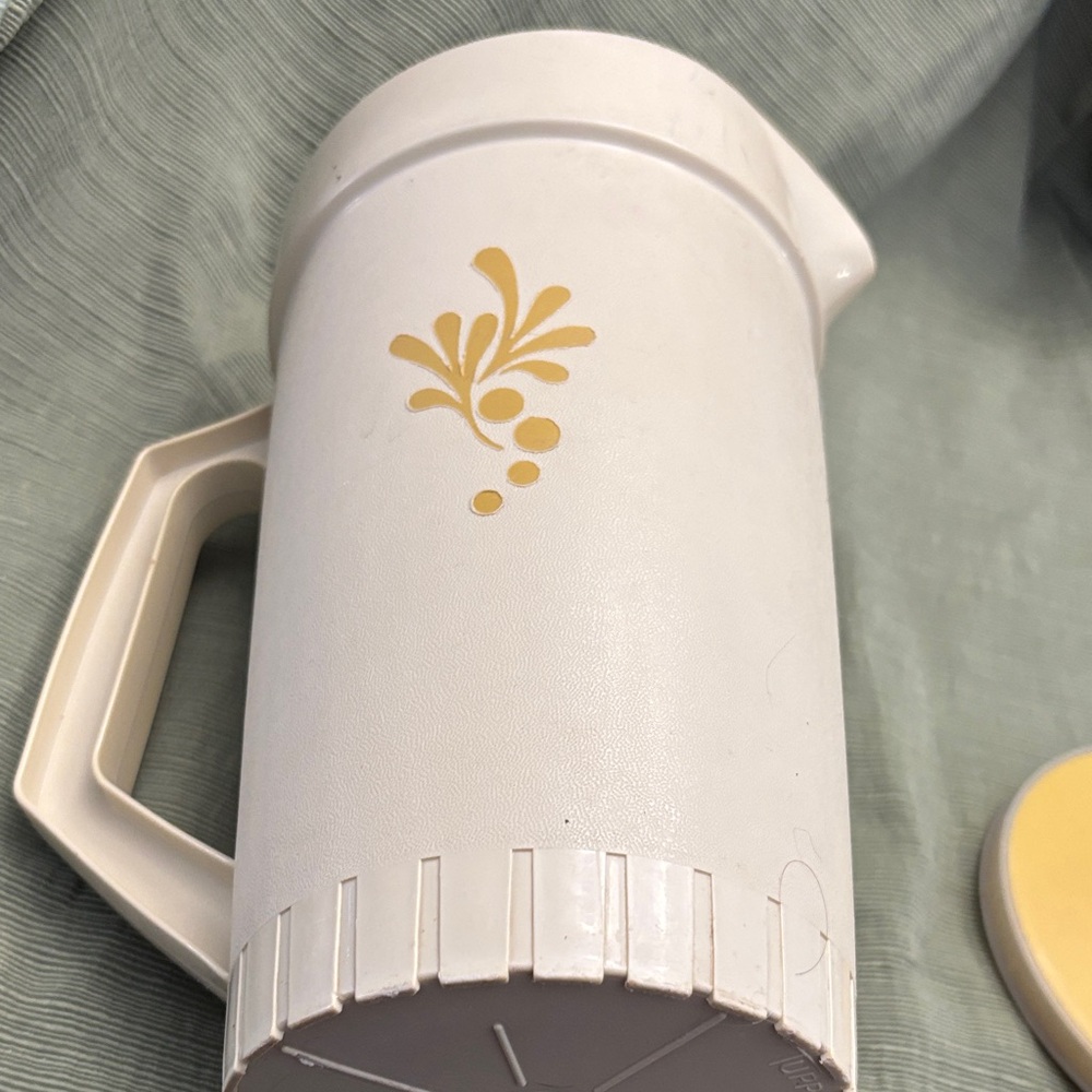 Vintage Tupperware almond and harvest gold Pitcher with lid 800-2 - Picture 6 of 8